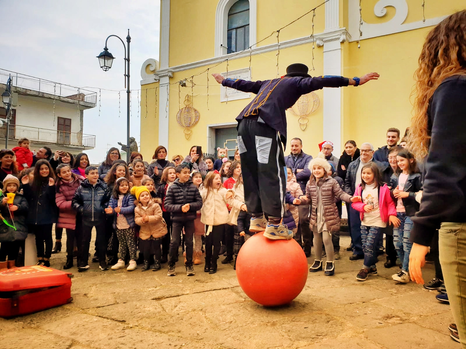 Giocoliere trampoliere su palla