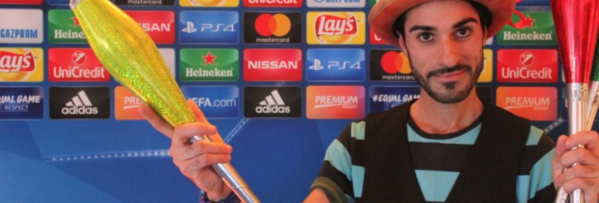 Giocoliere trampoliere e sputafuoco Champions League
