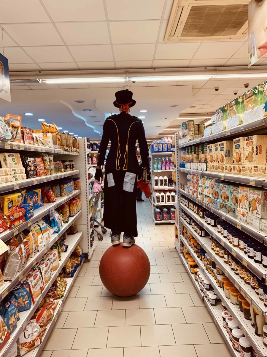 Giocoliere al supermercato