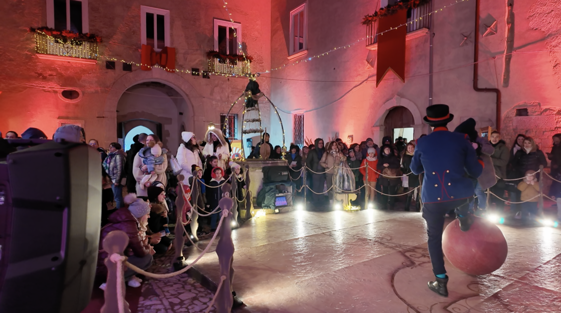Giocoliere nei mercativi di Natale del castello d gesuali